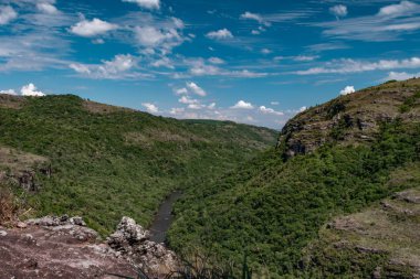 Guartela Kanyonu'nda dramatik bir gökyüzü ile Amazing manzara; Guartela eyalet parkı; Tibagi Şehri, Parana, Brezilya 