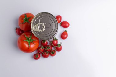 Beyaz arka plan üzerinde izole bütün taze domates ile doğranmış konserve domates konserve konserve konserve konserve konserve konserve