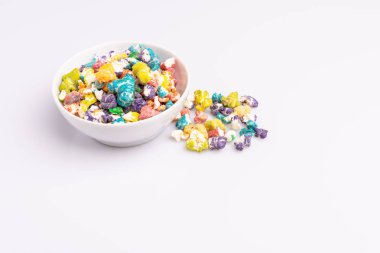 Beyaz arka plan üzerinde izole kase renkli Patlamış mısır