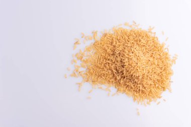 Beyaz arka planda Ham Kahverengi Pirinç, üst görünümü. İntegral Kepekli Tahıl. Latince terim Oryza sativa da Tüm Çin Pirinç tohumu olarak bilinen