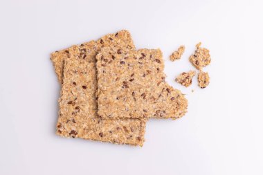 Beyaz arka plan üzerinde izole diyet keten tohumu kepekli kraker yığın yığını