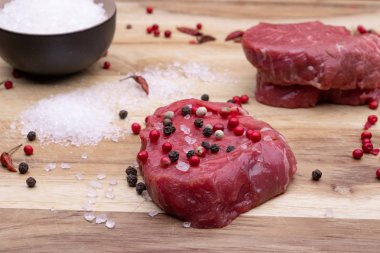 Ahşap arka plan, yumuşak ışık, açı görünümü üzerinde baharat ile Çiğ sığır fileto biftek