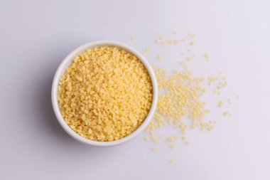 Beyaz arka plan üzerine izole beyaz seramik kase kuru kuskus