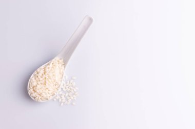 Beyaz arka plan üzerinde beyaz seramik kaşık İtalyan Risotto pirinç.