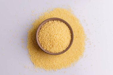 Beyaz arka plan üzerine izole kahverengi seramik kase kuru kuskus