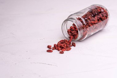Beyaz arka plan üzerinde izole bir bardak Goji çilek,.