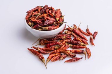 Beyaz kase de Kurutulmuş Kırmızı acı biber biber, beyaz arka planda izole, Latince terim Capsicum frutescens 'Malagueta', susuz