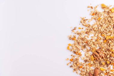 Granola veya müsli beyaz bir arka plan üzerinde fındık ve rasins ile