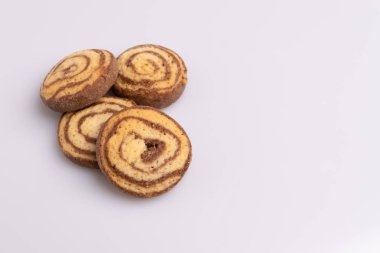 Eliptik şekil ev yapımı kurabiye, çikolata, tereyağı ve vanilya ile yapılan, beyaz arka plan üzerinde izole