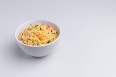 Hurma, kuru üzüm, maydanoz, domates, limon ve zeytinyağı ile lezzetli ev yapımı vejetaryen kuskus Açı görünümü 