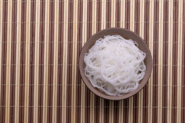 Pişmiş pirinç erişte ahşap arka plan üzerinde izole kase Tay tarzı.