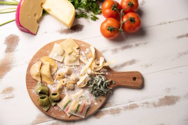 Cuttig kurulu üzerinde el yapımı renkli ravioli makarna 