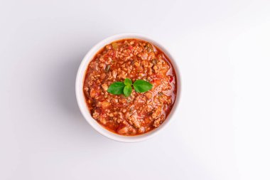 Bolognese (ayrıca Bolognesa veya Bolonhesa olarak da bilin) beyaz arka planda izole beyaz bir kapta sos