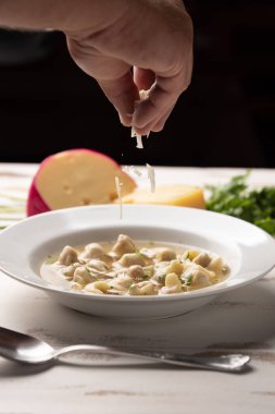 Taze capeletti çorbası; Capeletti brodo - İtalyan mutfağı