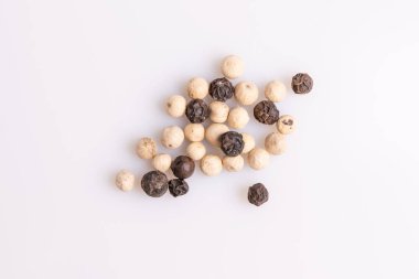Siyah beyaz biber beyaz arka plan üzerinde izole