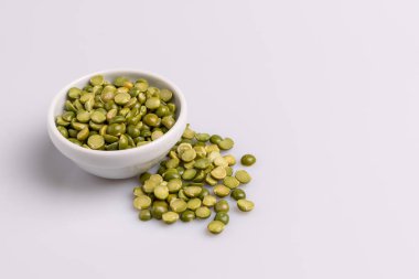 Beyaz bir seramik kapta bölünmüş kurutulmuş pişmemiş bezelye açı görünümü