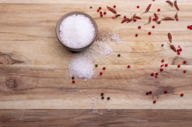 Ahşap arka plan üzerine baharatlar, yumuşak ışık, üst görünüm