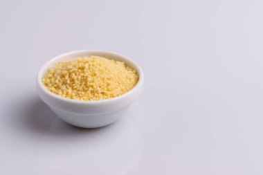 Beyaz arka plan üzerine izole beyaz seramik kase kuru kuskus