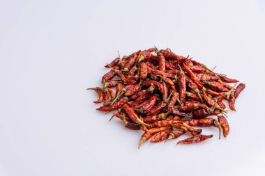 Beyaz arka planda izole edilmiş Kurutulmuş Kırmızı acı biber, Latince terim Capsicum frutescens 'Malagueta', susuz