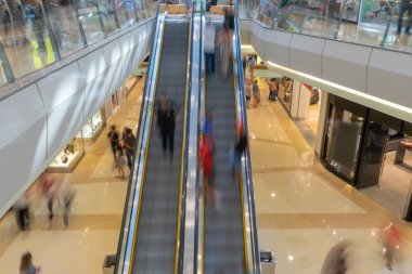 Modern alışveriş merkezinde yürüyen insanlar bulanıklık.