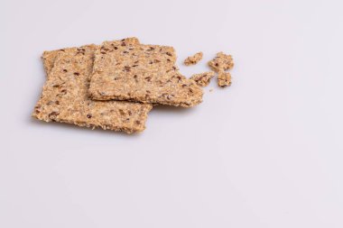 Beyaz arka plan üzerinde izole diyet keten tohumu kepekli kraker yığın yığını