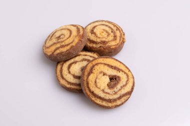 Eliptik şekil ev yapımı kurabiye, çikolata, tereyağı ve vanilya ile yapılan, beyaz arka plan üzerinde izole