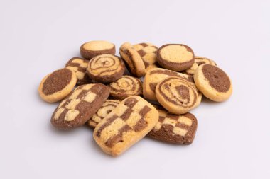 Çikolata, tereyağı ve vanilya ile yapılan çeşitli şekillerde Ev yapımı kurabiye, beyaz arka plan üzerinde izole