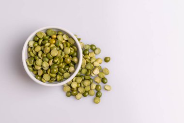 Beyaz seramik kase bölünmüş kurutulmuş pişmemiş bezelye üst görünümü