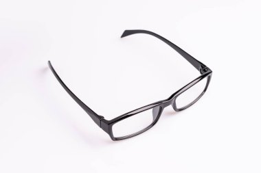 Beyaz arka plan üzerinde parlak siyah çerçeveile siyah gözlük gözlük