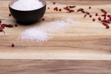 Ahşap arka plan üzerine baharatlar, yumuşak ışık, açı görünümü