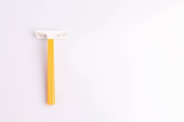 Beyaz Arka Plan üzerinde tek kullanımlık Plastik Tıraş Jilet üst görünümü