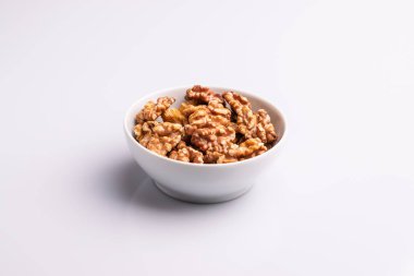 Beyaz arka plan üzerinde izole kase ceviz