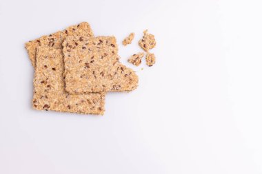 Beyaz arka plan üzerinde izole diyet keten tohumu kepekli kraker yığın yığını