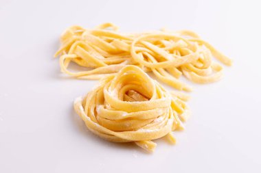 Beyaz arka plan üzerinde ev yapımı makarna