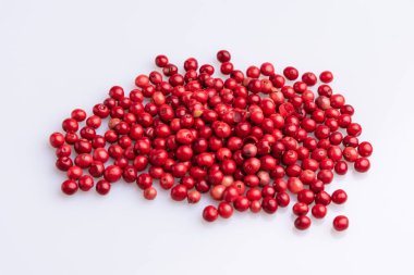 Pembe Biber Yığını, Brezilya Biber, Gül biber, beyaz arka plan üzerinde Schinus terebinthifolius tohumları