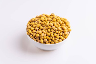 Bolinha Fasulyeleri beyaz arka planda izole edilmiş beyaz bir kasede