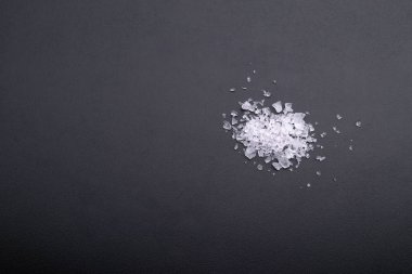 Siyah arka planda izole kaba deniz tuzu yığını