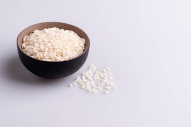 Beyaz arka plan üzerinde kahverengi bir seramik kase İtalyan Risotto pirinç.