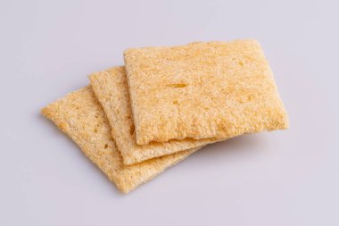 Beyaz arka plan üzerinde izole diyet pirinç kraker Yığın yığını