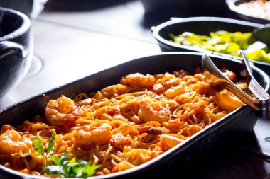 makarna salça ve karides 