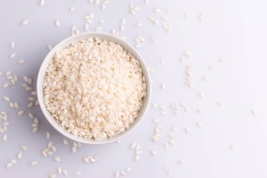 Beyaz arka plan üzerinde beyaz seramik kase İtalyan Risotto pirinç.