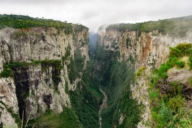 Itaimbezinho Kanyonu ve yeşil yağmur ormanları, Cambara do Sul, Rio Grande do Sul, Brezilya dramatik bir gökyüzü ile Amazing manzara 
