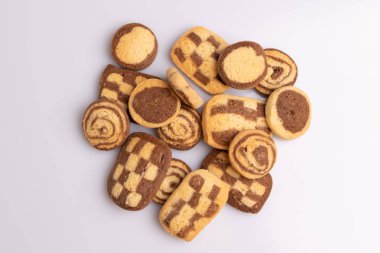 Çikolata, tereyağı ve vanilya ile yapılan çeşitli şekillerde Ev yapımı kurabiye, beyaz arka plan üzerinde izole