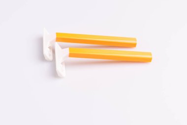 Beyaz Arka Planda İki Adet Tek Kullanımlık Plastik Tıraş Jileti