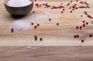 Ahşap arka plan üzerine baharatlar, yumuşak ışık, açı görünümü