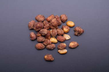Koyu gri arka plan üzerinde fıstık pralin tatlı yığını üst görünümü