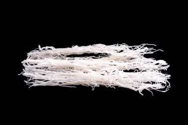 siyah arka planda çiğ pirinç erişte