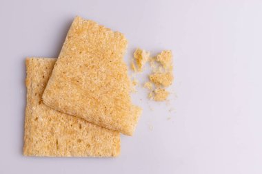 Beyaz arka plan üzerinde izole diyet pirinç kraker Yığın yığını