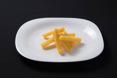 Bıçakla tabakta bir parça