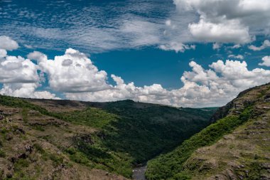 Guartela Kanyonu'nda dramatik bir gökyüzü ile Amazing manzara; Guartela eyalet parkı; Tibagi Şehri, Parana, Brezilya 